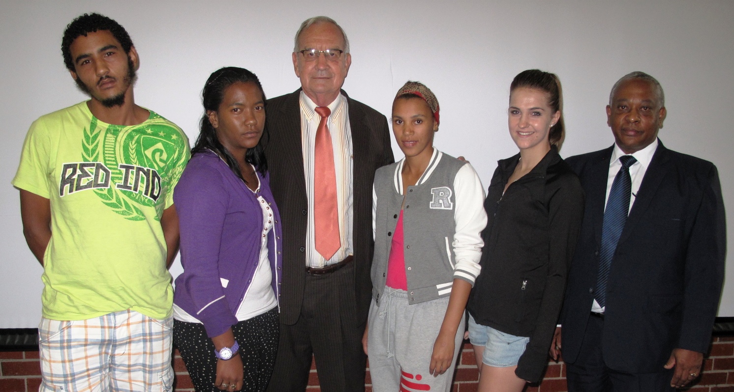 Minister Van Rensburg welcomes first-year students to Elsenburg.