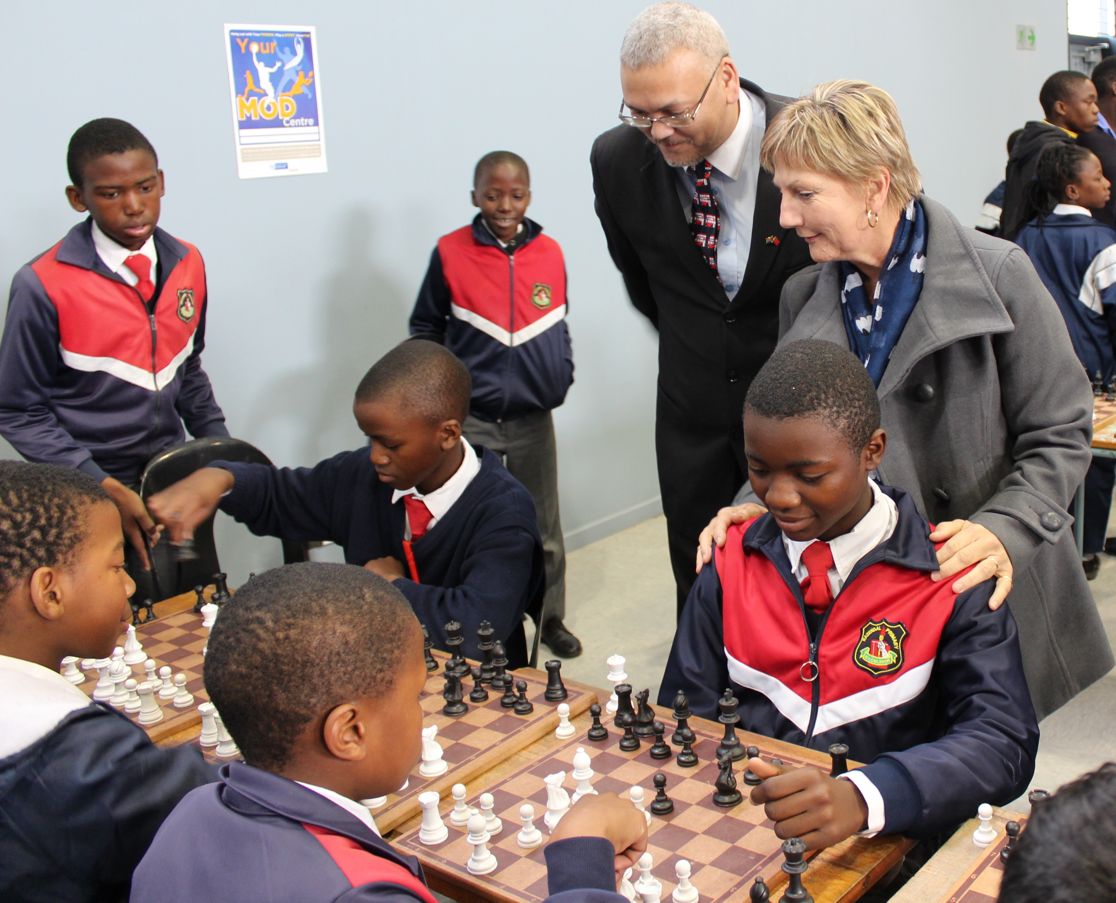 Adv. Lyndon Bouah and Minister Anroux Marais observing the young players from Hazendal Primary School.
