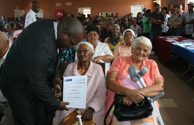 Serina Jordina Speelman and Hester Elizabeth Bruitjies receive title deeds from Minister Bonginkosi Madikizela