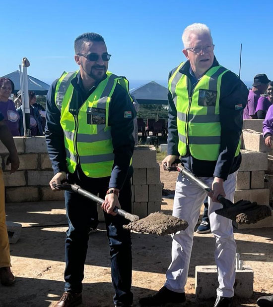 L-R: Provincial Minister of Infrastructure Tertuis Simmers and Western Cape Premier Alan Winde