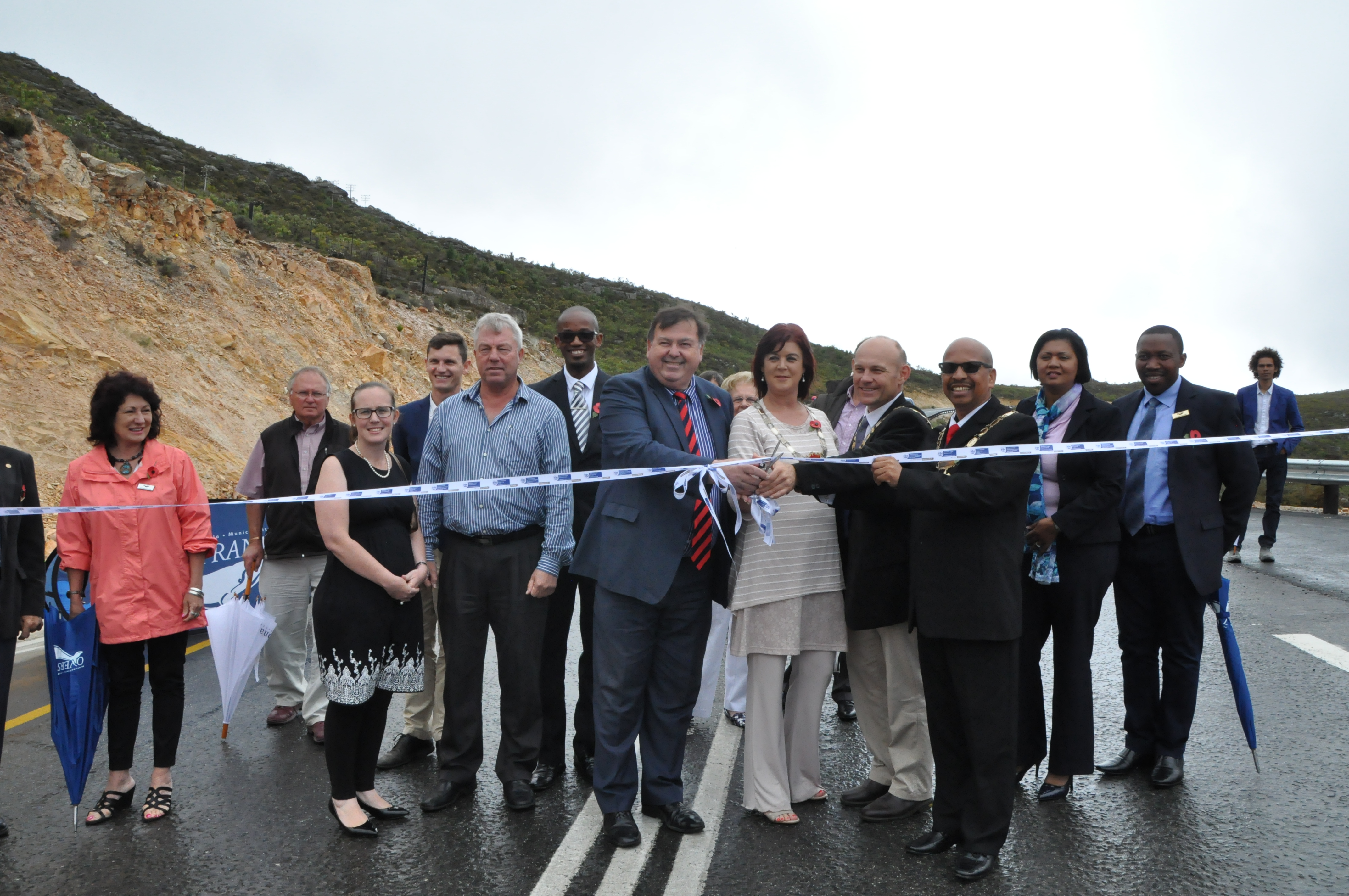 Minister Grant, Mayor Christelle Vosloo (Theewaterskloof Municipality), Mayor Andries Franklin (Overberg District Municipality), Mayor Rudolph Smith (Overstrand Municipality), and officials at the ribbon cutting ceremony.