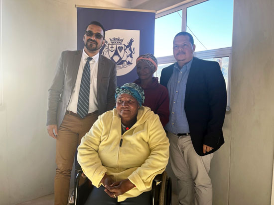 Dyesselsdorp beneficiary receive keys to her brand-new home from provincial Minister of Infrastructure, Tertuis Simmers