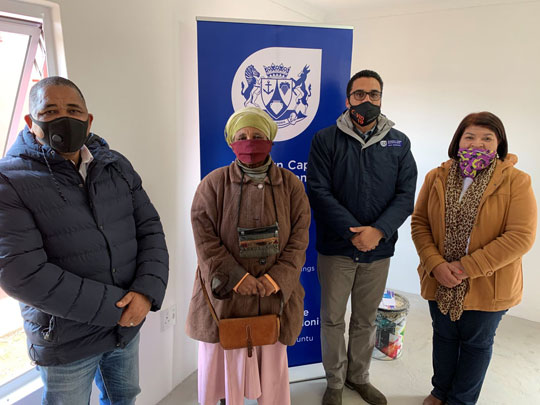 L – R: Drakenstein Municipality Executive Mayor, Conrad Poole, Nolivasi Nkampi (70), Western Cape Minister of Human Settlements, Tertuis Simmers and Councillor Rita Andreas