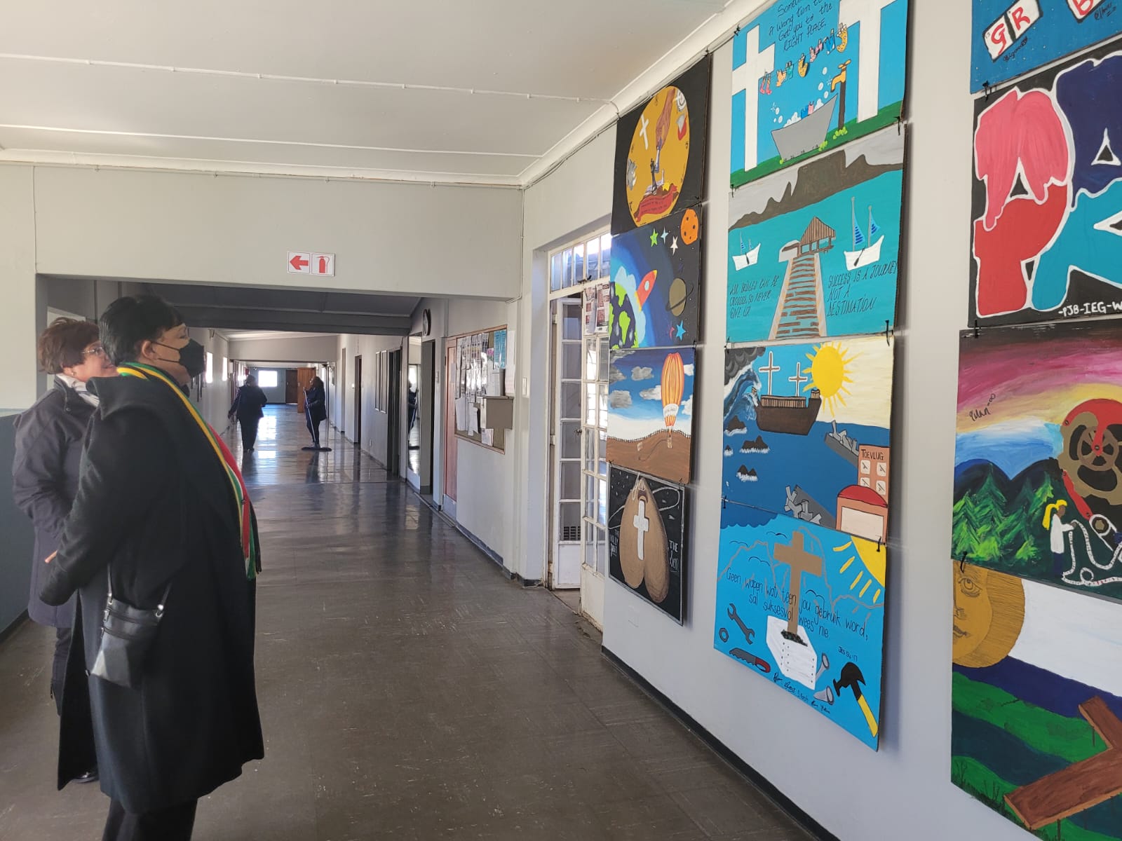 Minister Fernandez with Toevlug Centre manager Theresa Rossouw looking at clients’ artwork