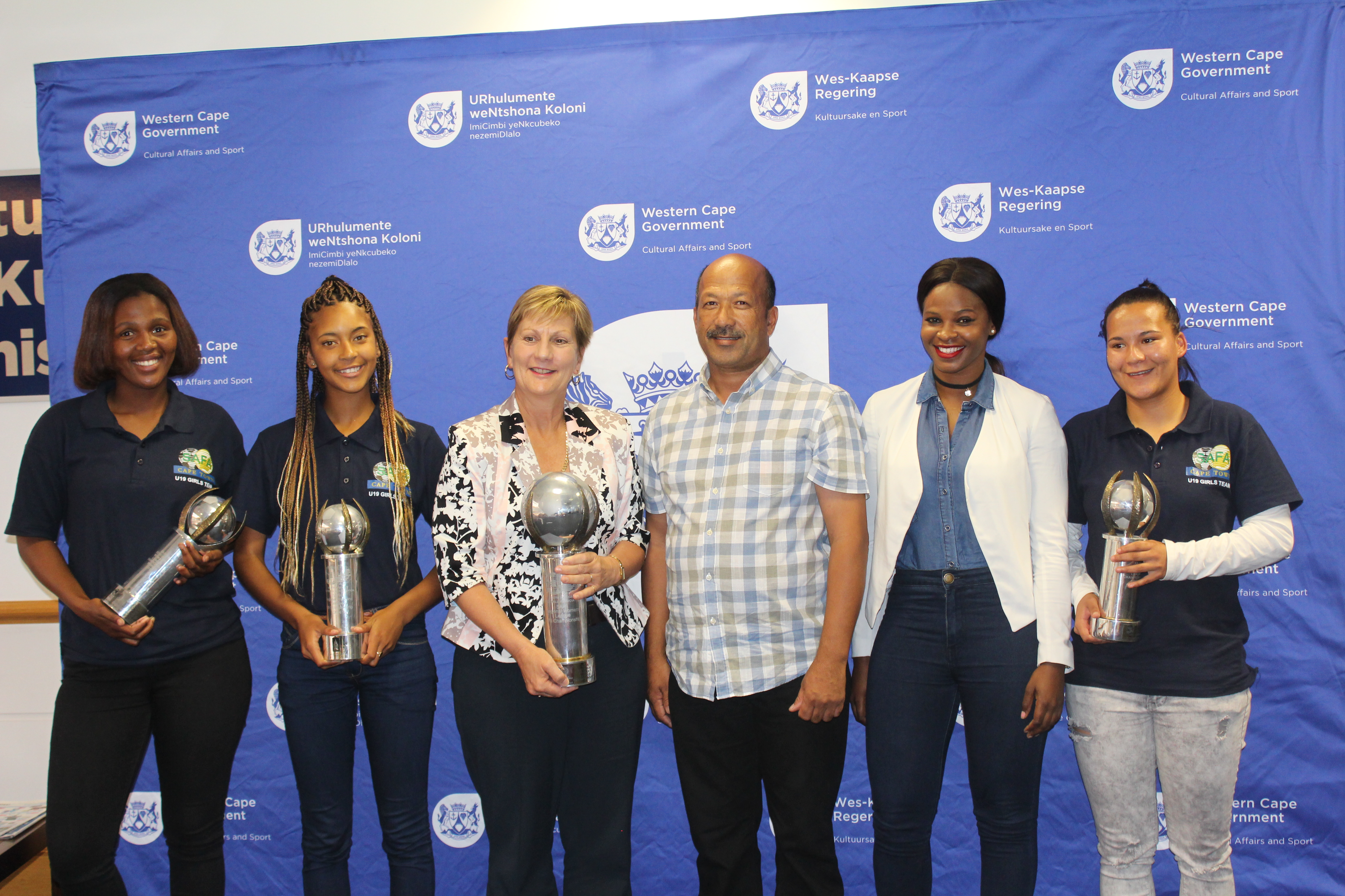 Minister Marais and players. From left: Lindokuhle Duntsu (Vice Captain), Miche Oosthuizen, Minister Marais, Mr Gerald Don (Provincial Chairperson of SAFA), Priscila Koti (Coach) and Jamie-Lee Peters (Captain)
