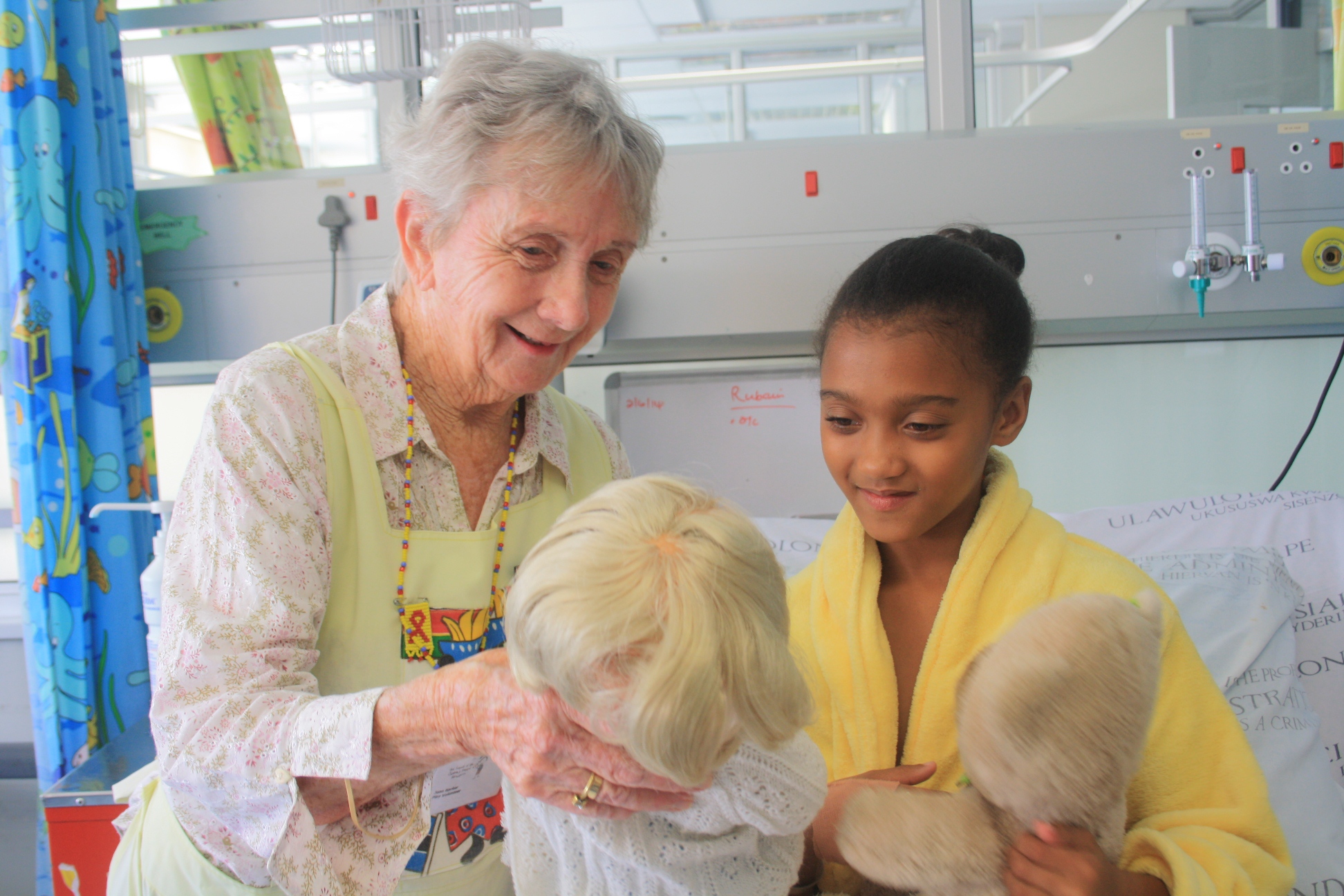 Jean Harker playing with Lisa Rubain (9) in the ward at Red Cross War Memorial Children’s Hospital.