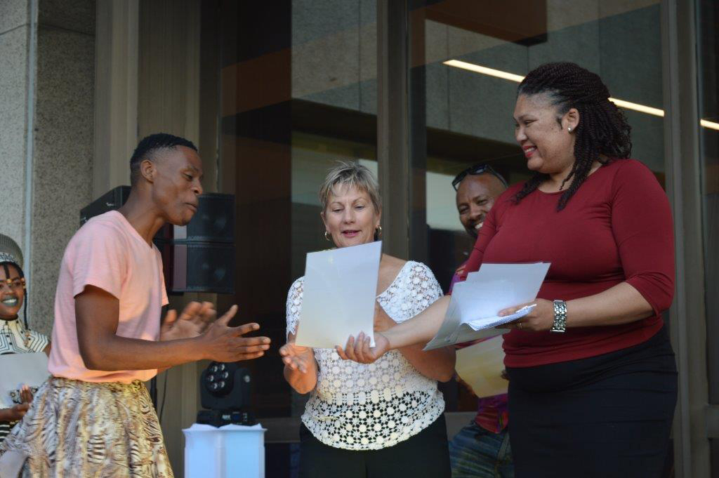 Liezl Jansen (right) and minister Anroux Marais (centre) award certificates to the performers