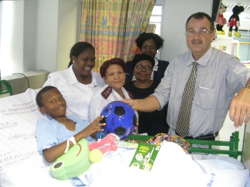 Lubabalo is pictured here with the staff in the Trauma Ward where he was treated. 