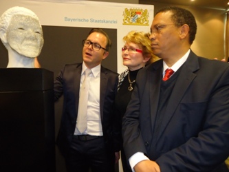 Minister of Cultural Affairs and Sport, Dr Ivan Meyer, and German sculptor, Tom Rucker, admiring the Madiba bust.