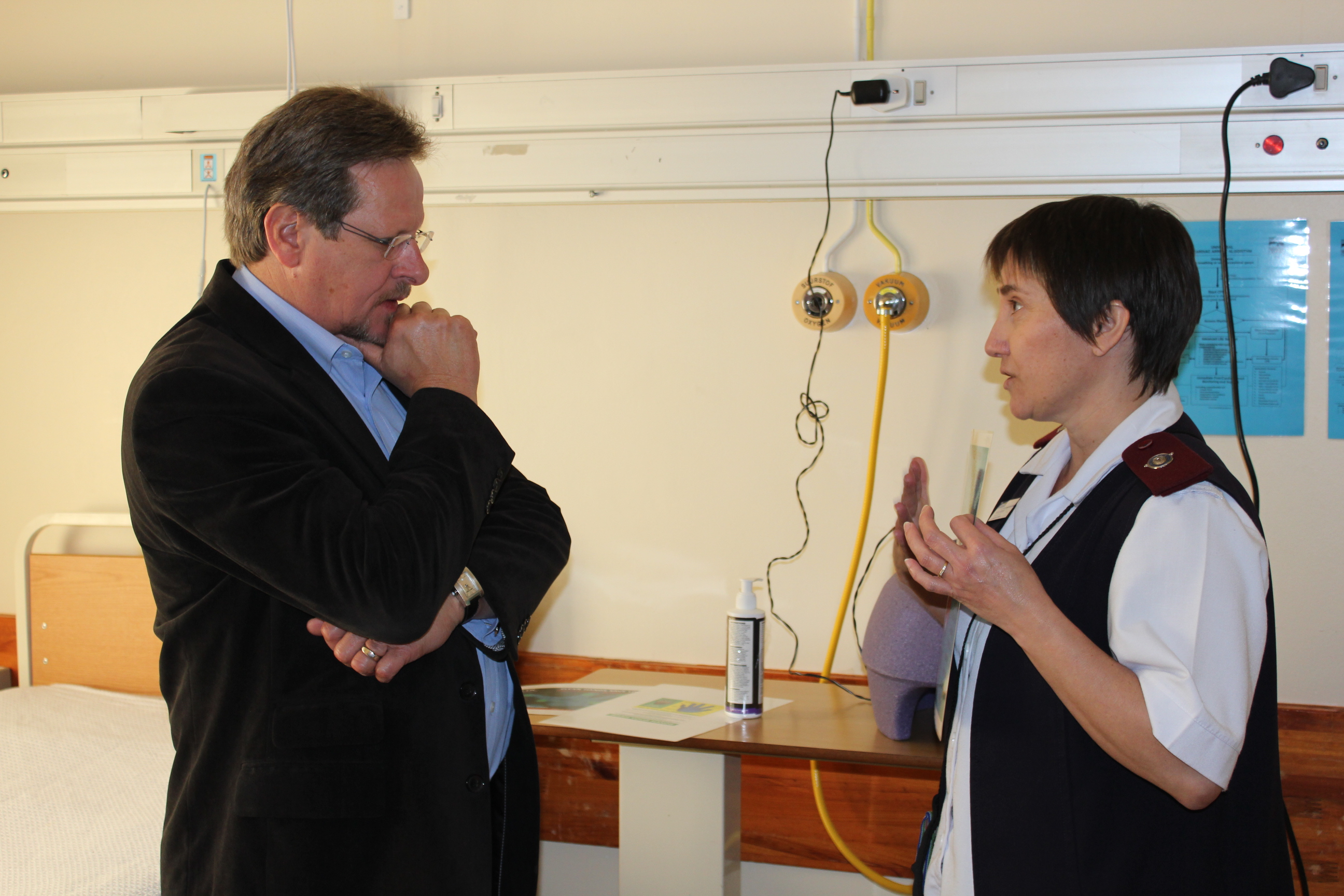 Desireè Maritz, Infection and Prevention Control Coordinator, explains the correct handwashing procedure to Western Cape Minister of Health, Theuns Botha.