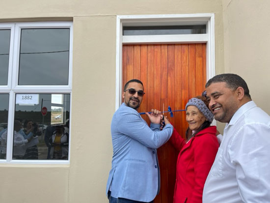 Provincial Minister of Infrastructure, Tertuis Simmers handed over keys to the homes of 50 beneficiaries of the Melkhoutfontein housing project