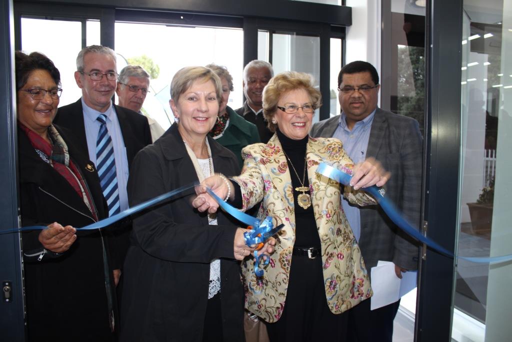 Minister Anroux Marais and Mayor Nicolette Guthrie-Botha officially opening the upgraded Kleinmond Library with representatives of DCAS and Overstrand Municipality looking on.