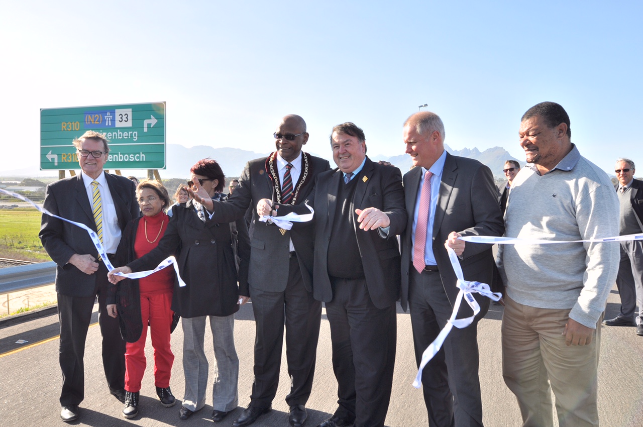 Minister Grant and Mayor Sidego officially open the R310 Vlaeberg and Lynedoch roads project, flanked by officials of the Stellenbosch Municipality and Department of Transport and Public Works.