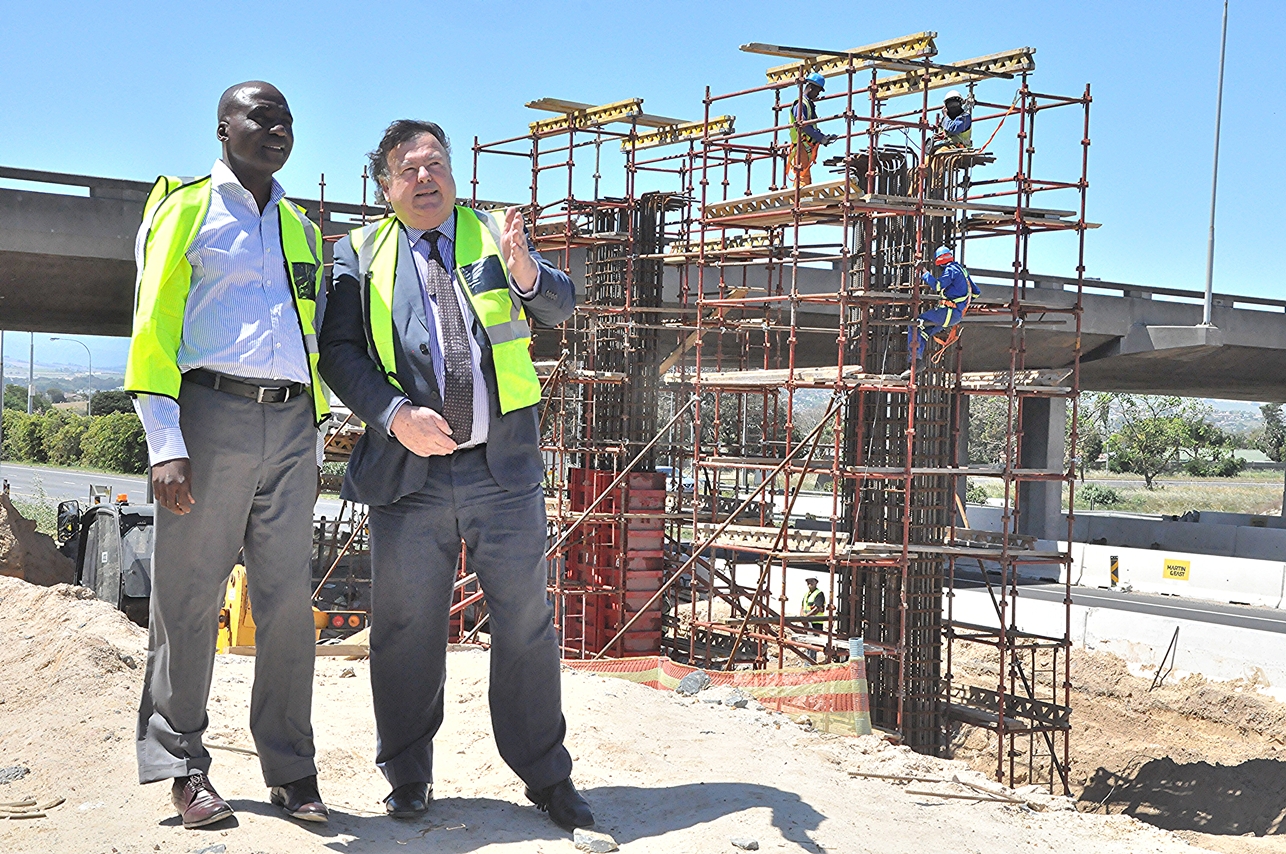 Minister Maswanganyi and Minister Grant during a site inspection on the N1.