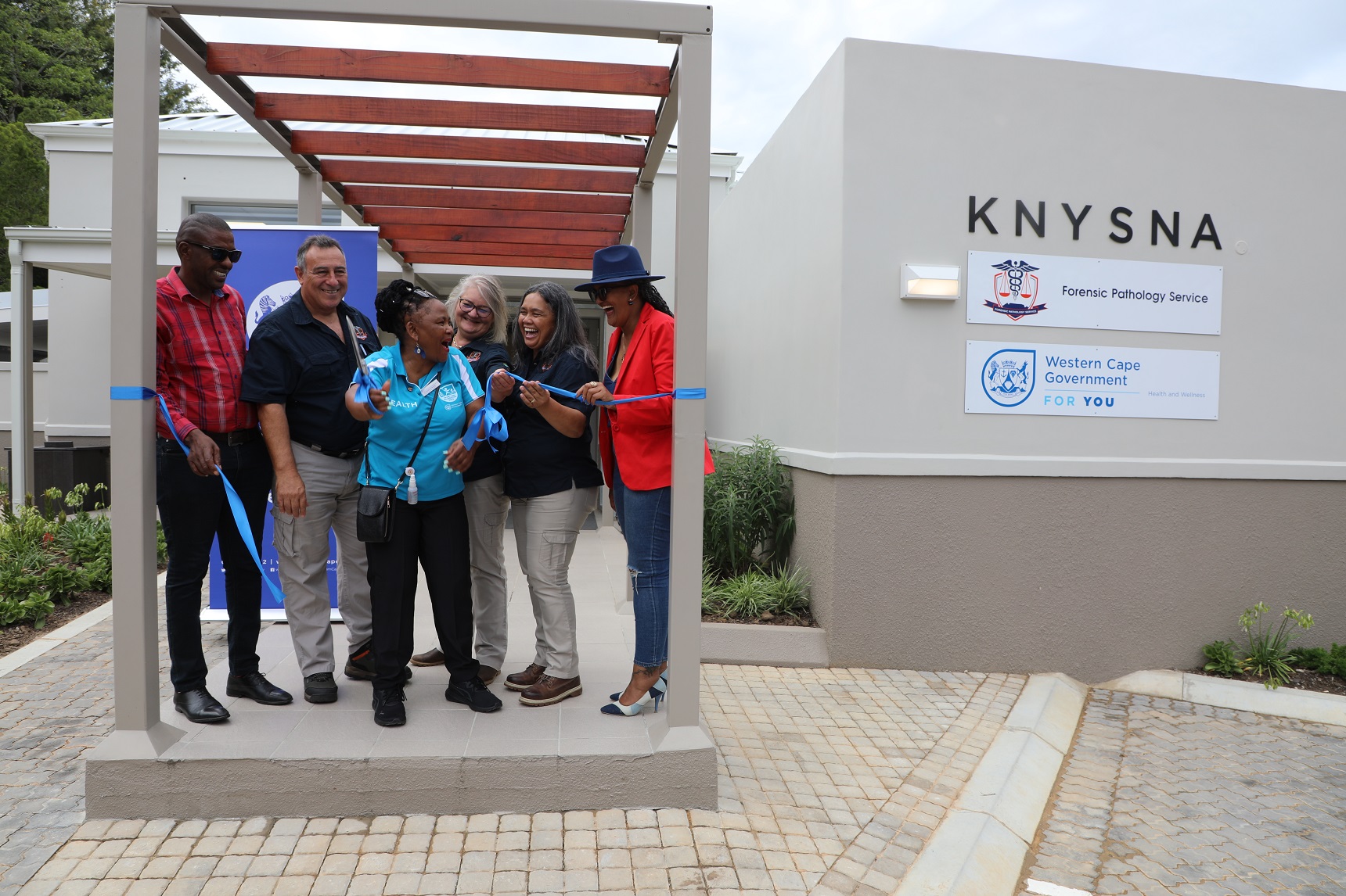 Minister Mbombo opening the Knysna FPL and joined by Knynsa Mayor, Aubrey Tsengwa; Facility Manager: Knysna FPL, Werner Jonck; Director: Forensic Laboratory Services, Vonita Thompson; Chief Director: Emergency Care Support Services, Dr Juanita Arendse. 