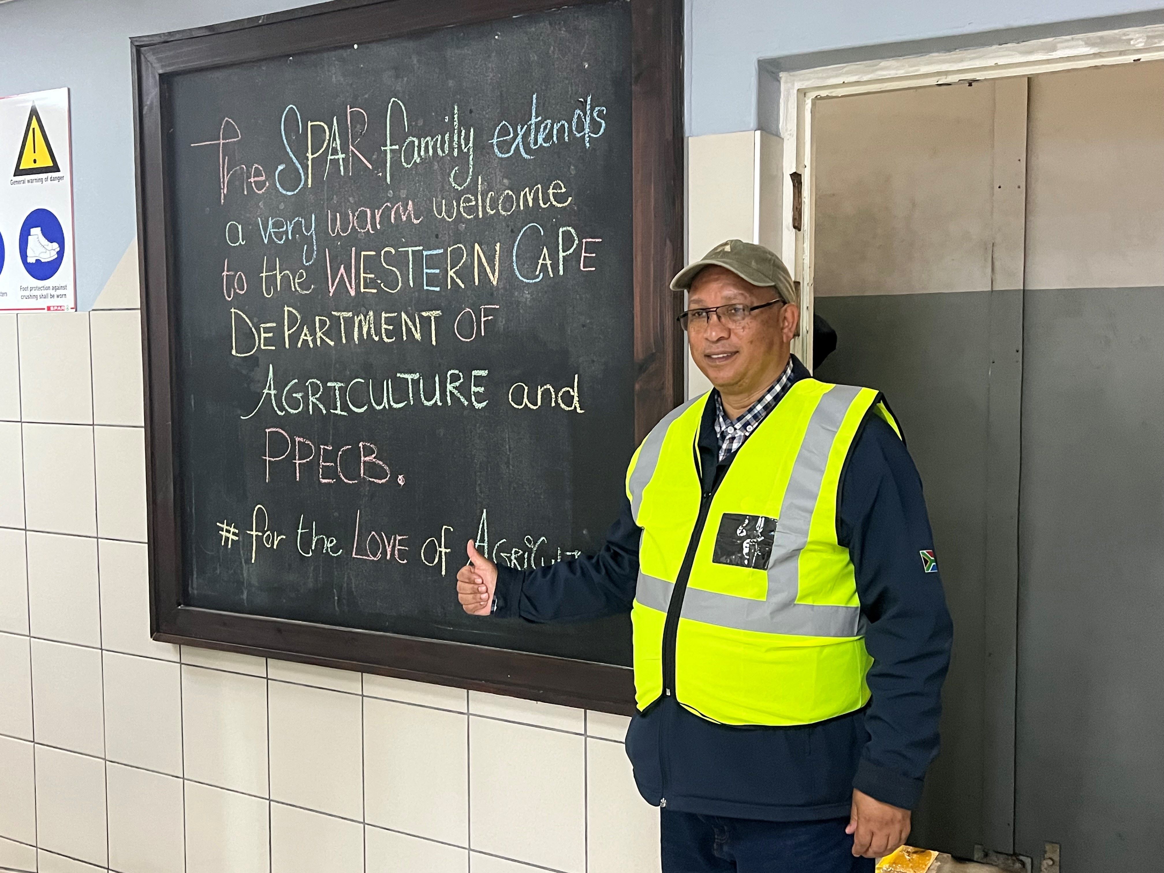 Minister Meyer being welcomed at SPAR’s Western Cape Distribution Centre
