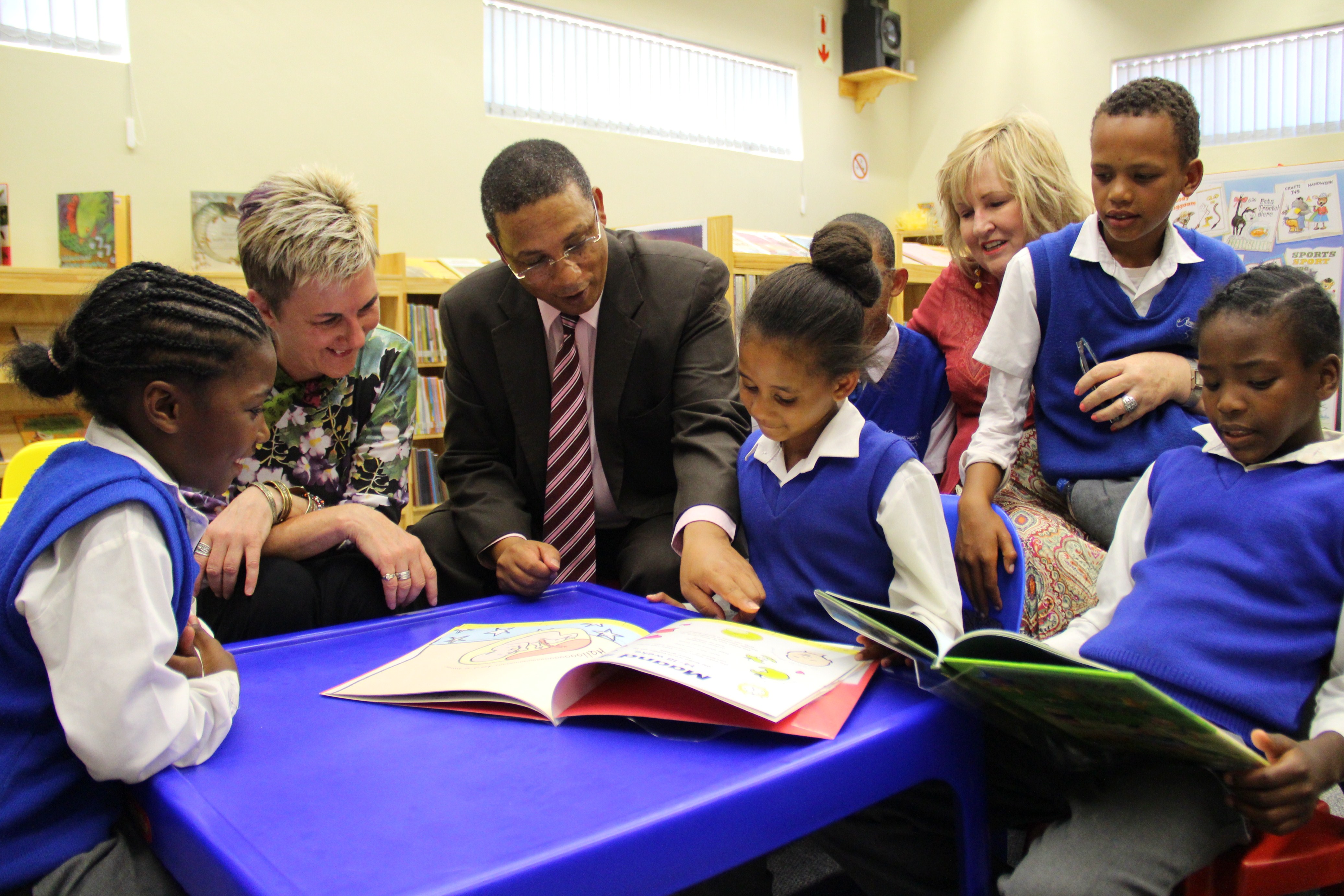Minister Meyer with learners of Vergesig Primary School and library staff members.