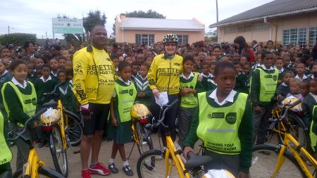 Minister Dan Plato and Premier Helen Zille hand over bicycles at Bontebok Primary School