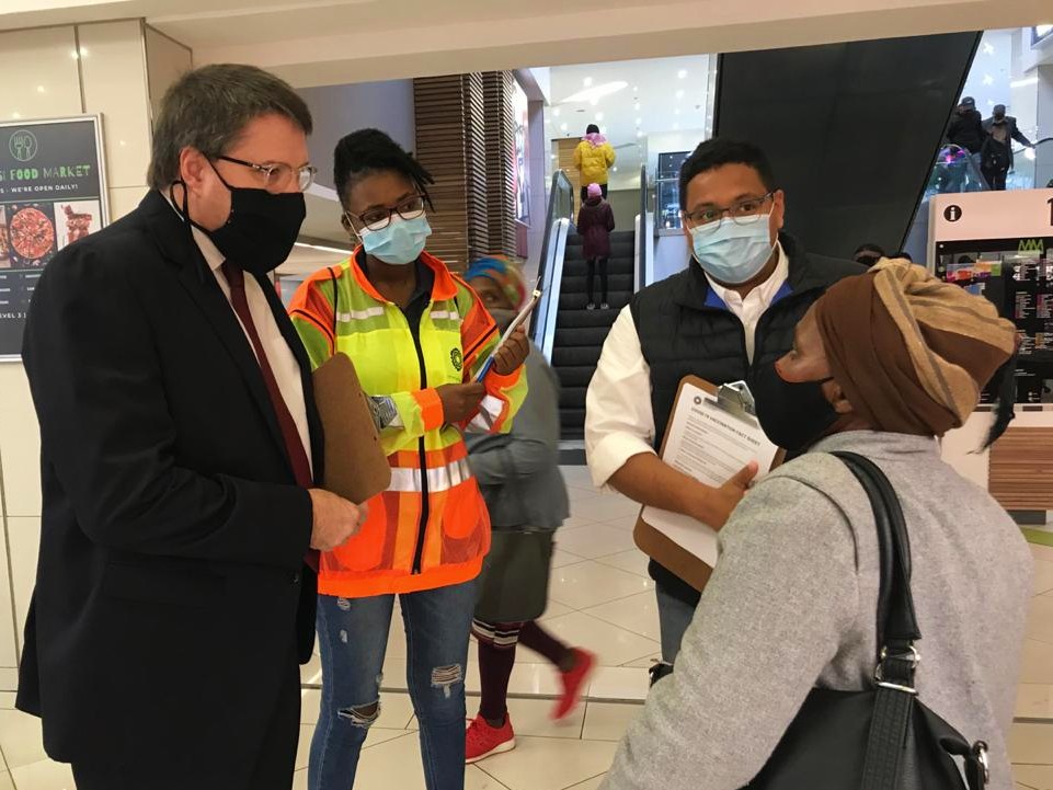 Minister David Maynier visit vaccine registration initiative with City of Cape Town and Shoprite