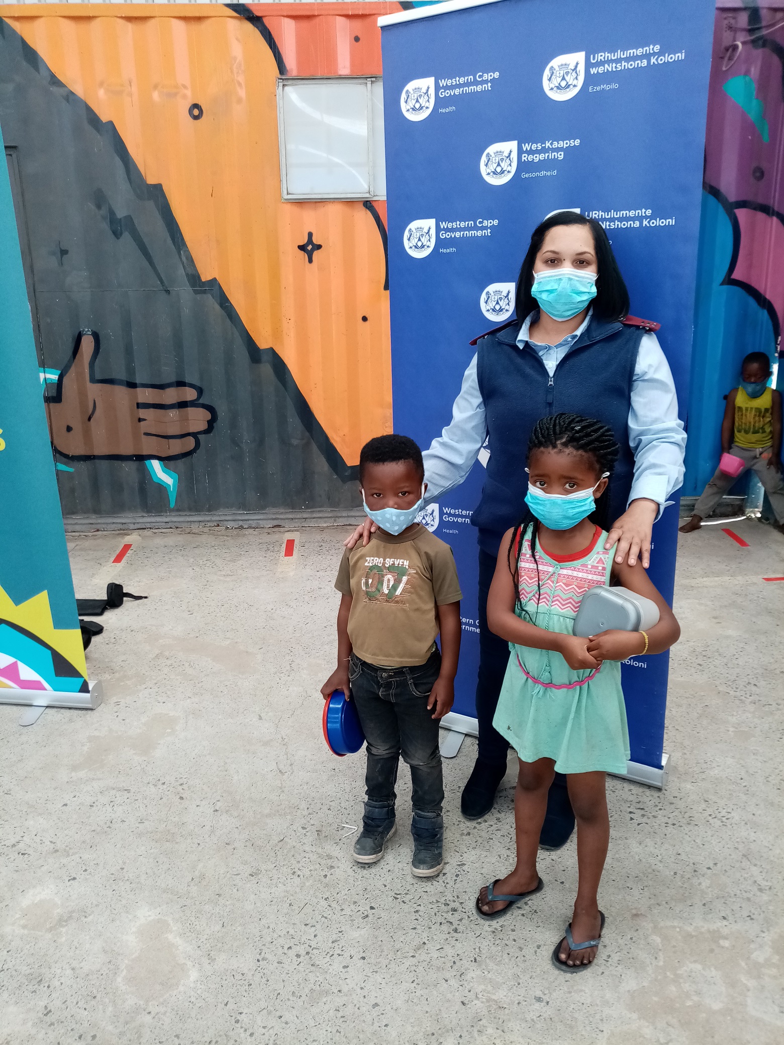 Sister Le-anne Valentyn assisted with handing out masks in klipheuwel