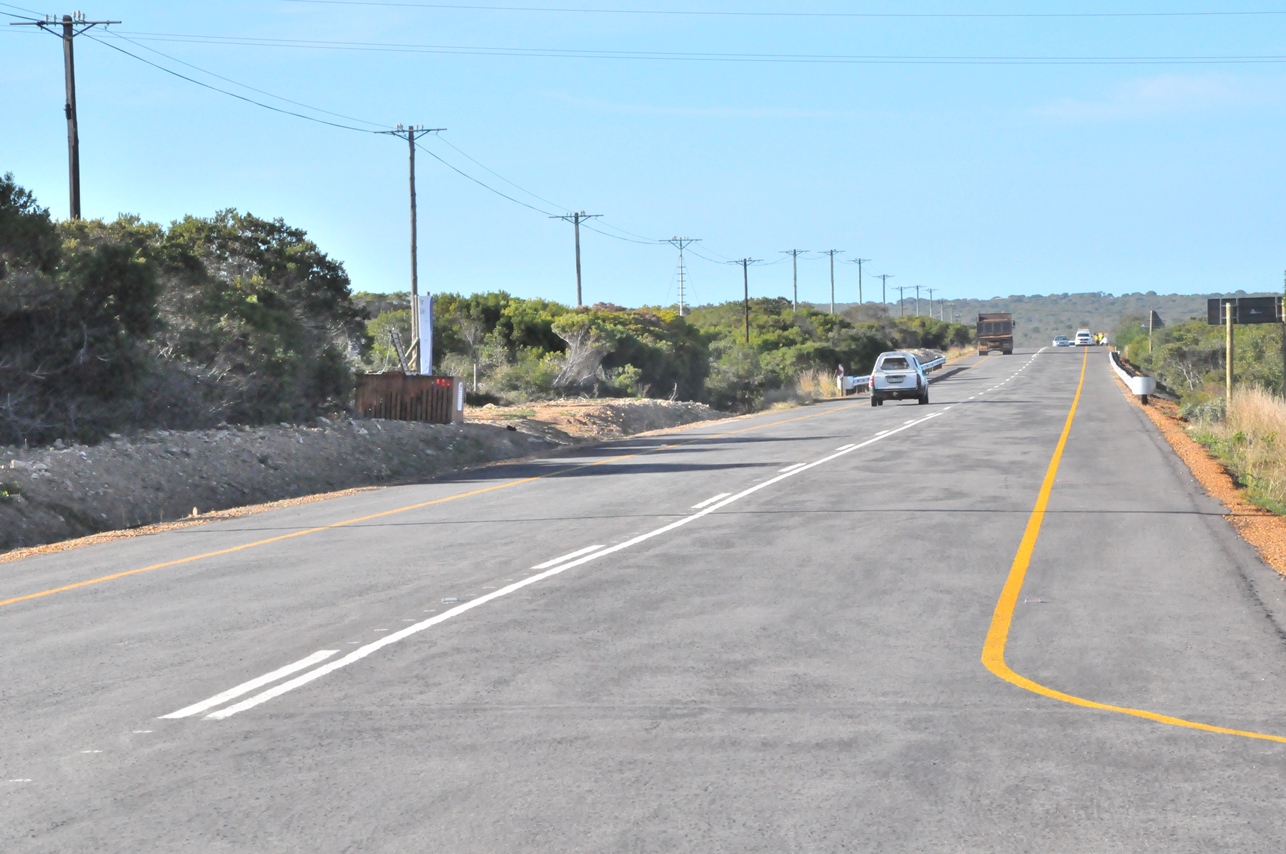 The newly upgraded road between the N2 and Stilbaai.
