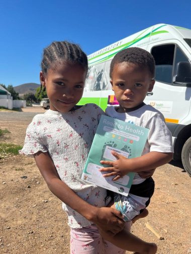 Marilynn Adams (7) and Misokuhle Gertse (18 months) visited the mobile clinic with their caregivers to access healthcare.