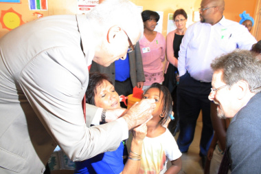 Prof. Craig Househam and Minister Theuns Botha administering polio drops.