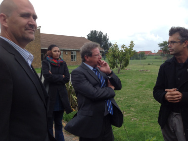 In discussion on the premises of Lentegeur Hospital, is from left the new CEO, Francois van der Watt, Western Cape Minister of Health, Theuns Botha, and psychiatrist, Dr John Parker. In the background is a journalist.