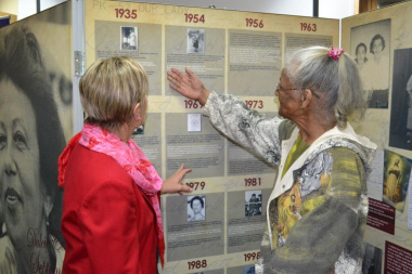 A friend of Dulcie September talks to Minister Marais about the exhibition