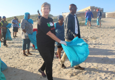 Beach Clean-up with Minister Marais and WP Rugby Players 24 Nov 043