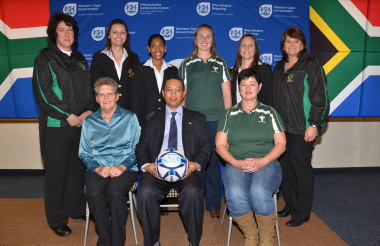 Bennie Saayman , Dr Ivan Meyer and Sunette Marais with the netball representatives from Boland, West Coast and South Western Districts (SWD). Photo by Mark Ward