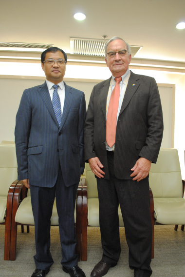 Cao Jiachang, Deputy Director General, Department of West Asian and African Affairs, Ministry of Commerce, and Gerrit van Rensburg, Western Cape Minister of Agriculture and Rural Development