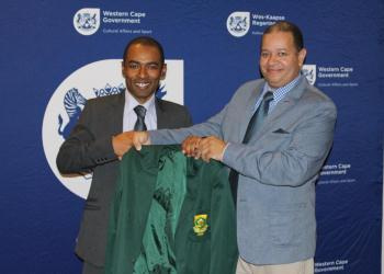  Chess SA president Eldo Smart handing over Kenny Solomon's Protea blazer