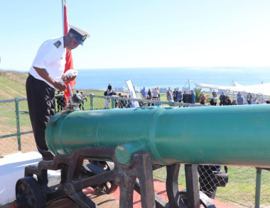 Chief Petty Officer Malgas prepares the Noon Gun on Signal Hill