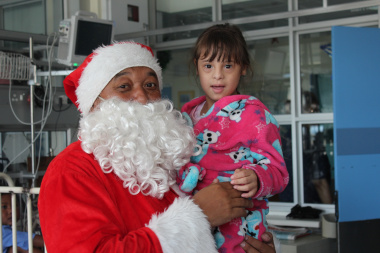 Hope Ferreira (6) from Alberton was very happy to see Father Christmas and couldn’t wait to give him a hug. 