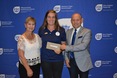 Commonwealth Games medal winner Anneke Snyman received the cheque for Overberg Lawn Bowls