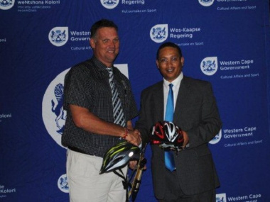 Corné Bence of SWD Cycling with Minister Meyer at the funding ceremony.