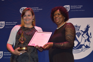 Marsanne Selzer receiving her award from Jane Moleleki for Best project that promoted South African Sign Language or the Marginalised Indigenous Languages of the Western Cape