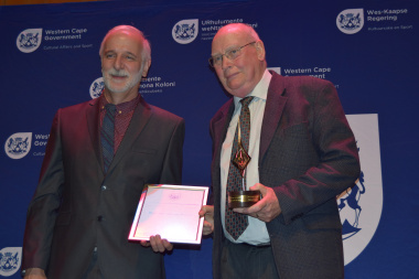 Prof Izak van der Merwe receiving his award for Best contribution to the Standardisation and/or Public Awareness of Geographical Names in the Western Cape from Andrew Hall 