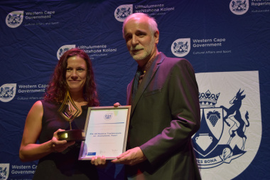 A representative from the Afrikaanse Taalmuseum en –monument in Paarl collecting an award for Best new Museum Project from Andrew Hall