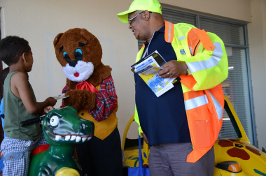Danny Cat engages with children at the Grabouw fire awareness activity.