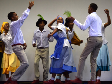 Die Nuwe Graskoue Trappers during their vibrant riel dance performance.