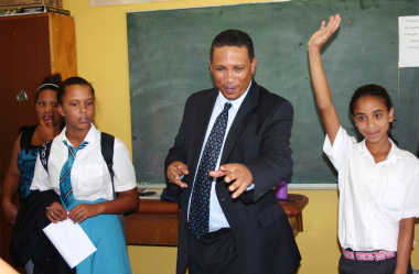 Dr Ivan Meyer interacts with learners from Wavecrest Primary School.