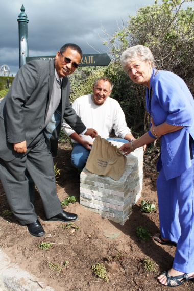 Dr Ivan Meyer Jim Julyan (Pinnacle Point Estate) and Alderwoman Marie Ferreira (Executive Mayor of Mossel Bay) at the unveiling of the plaque. Photo: Nickey Le Roux (Mossel Bay Advertiser)