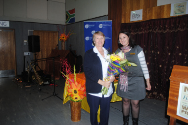 In recognition of the longest serving nurse, Ms Beanca Brown of Metroploitan, handed a bunch of flowers to Ms Martha Maria Conradie who has been serving Tygerberg Hospital’s patients faithfully and committedly for the past 44 years. 