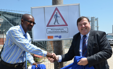 Simphiwe Ulana (Principal of Itsitsa Primary School) and Minister Grant unveil the posters in Mfuleni.