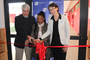 The Former Western Cape Head of Health, Professor Craig Househam, officially opens the Du Noon Community Health Centre with the Western Cape Minister of Health, Dr Nomafrench Mbombo and the Western Cape Head of Health, Dr Beth Engelbrecht.
