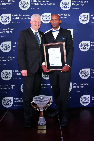 Alan Winde, Minister of Economic Opportunities with winner Jerome Thomas (photo by Piet van Wyk)