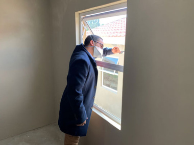 Western Cape Minister of Human Settlements, Tertuis Simmers inspecting one of the windows