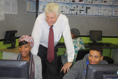 Minister Winde chats to Delft residents who are developing their business plans
